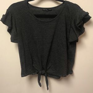 🖤 Ruffle Sleeved tie top!